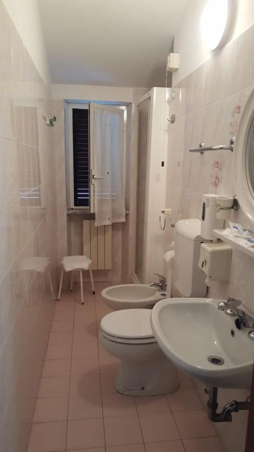 Hotel Villa Claudio Marina di Massa Buitenkant foto