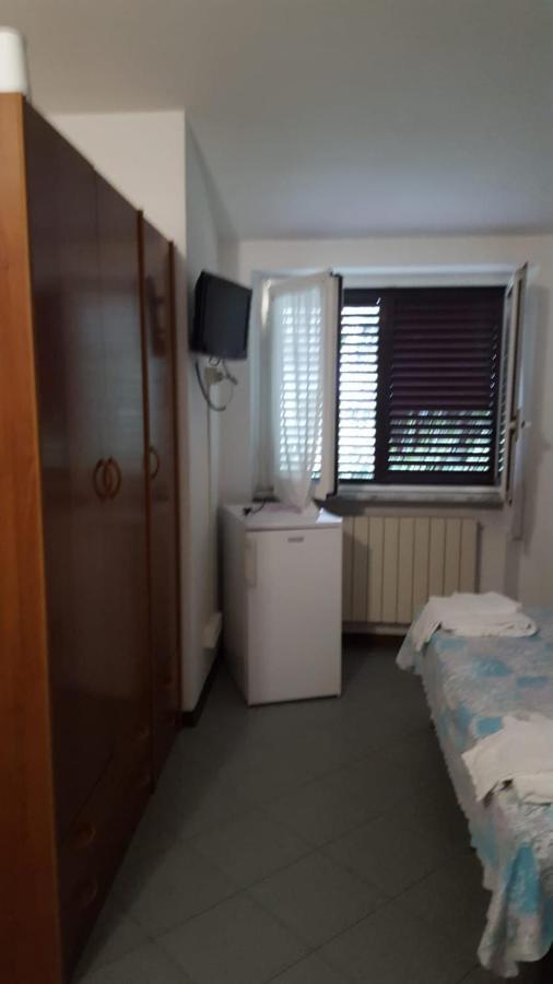 Hotel Villa Claudio Marina di Massa Buitenkant foto