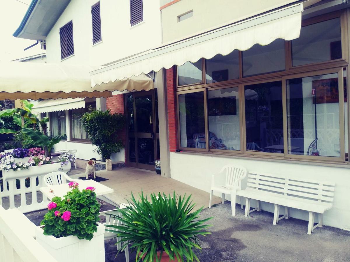 Hotel Villa Claudio Marina di Massa Buitenkant foto