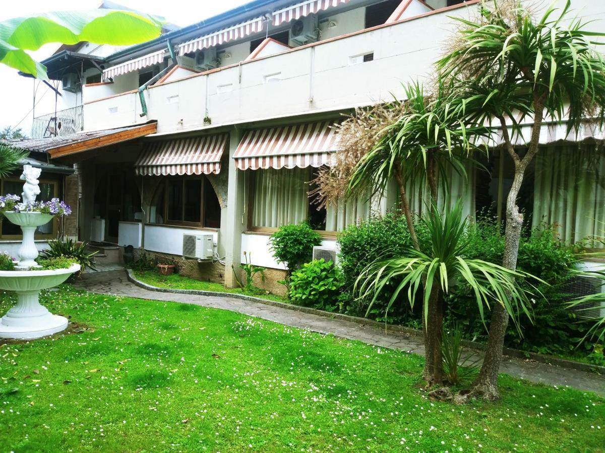 Hotel Villa Claudio Marina di Massa Buitenkant foto