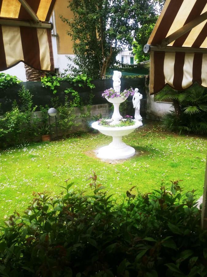 Hotel Villa Claudio Marina di Massa Buitenkant foto