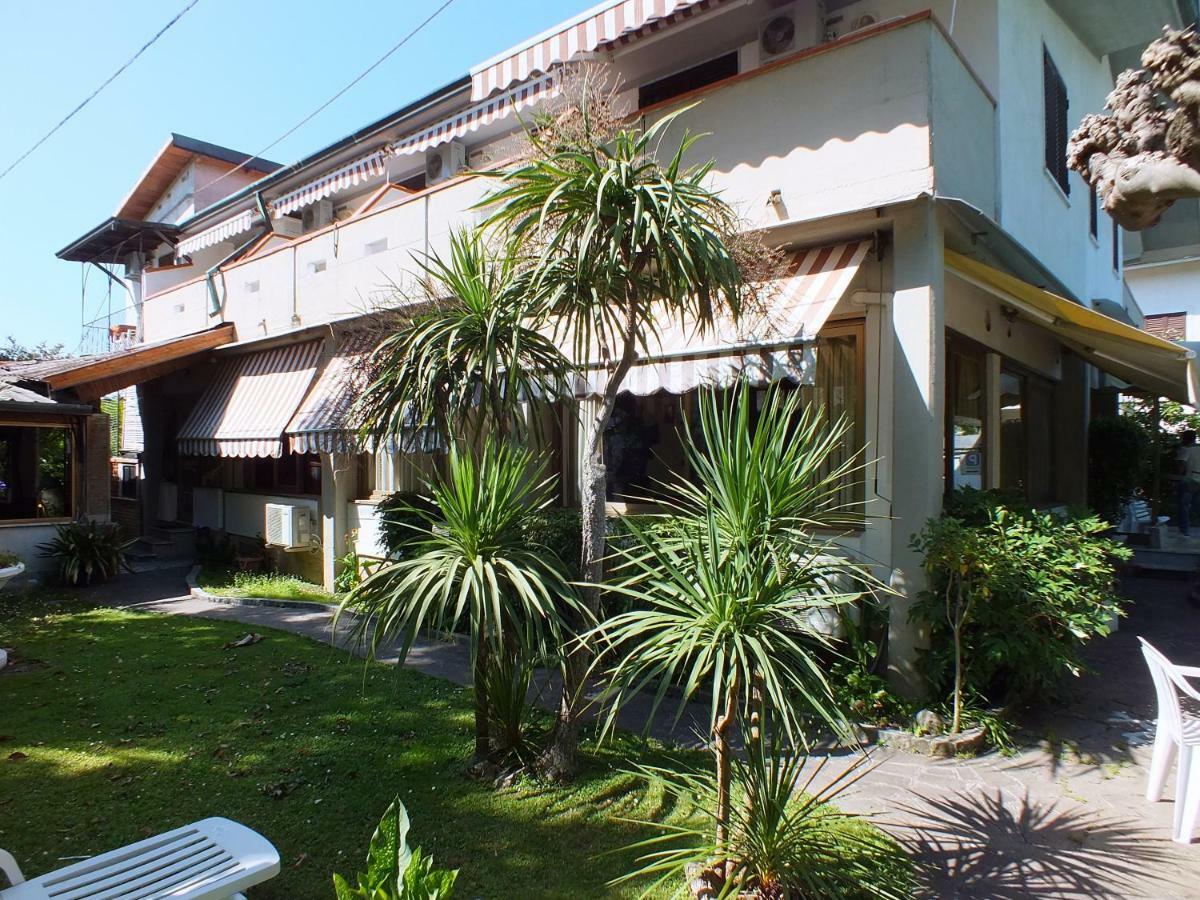 Hotel Villa Claudio Marina di Massa Buitenkant foto